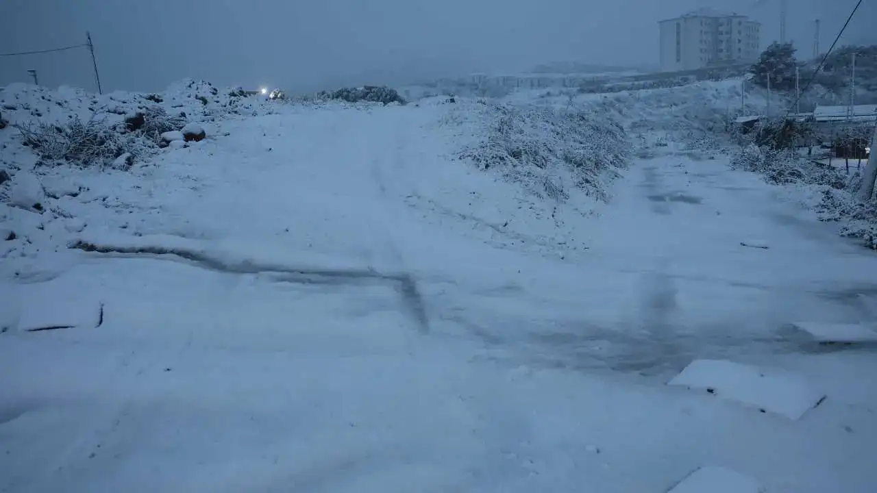 Hatay’a Yıllar Sonra Kar Sürprizi: 10 İlçede Okullar Tatil! 5
